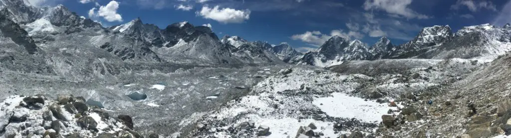Końcowa część trasy do bazy pod Everestem prowadzi przez oszałamiającą krainę lodowca Khumbu. Przebywasz na wysokości powyżej 5000 m i czuć, że w powietrzu jest tylko 50% tlenu. Jeśli nie jesteście dobrze zaaklimatyzowany, nie będziesz mógł cieszyć się tą magią... Bądź przezorny i nie pomijaj żadnego dnia aklimatyzacji.