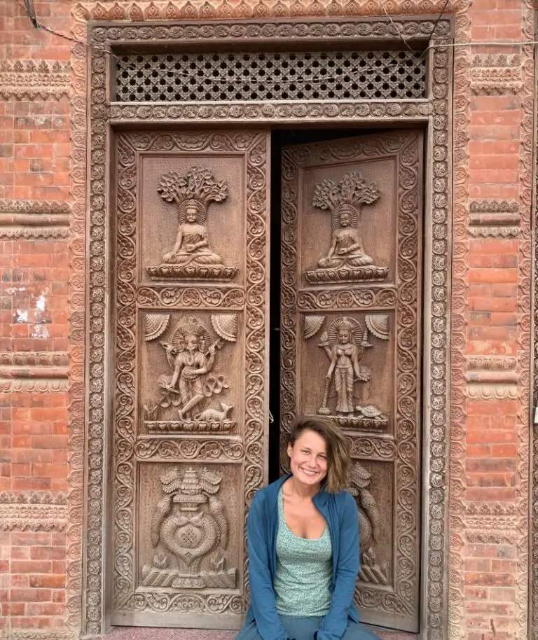 Pięknie rzeźbione drewniane drzwi w Katmandu