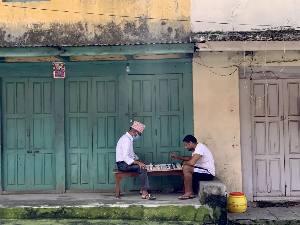 Jak przyjemnie spędzać czas? Grać w szachy z sąsiadem na ulicy - Pokhara.