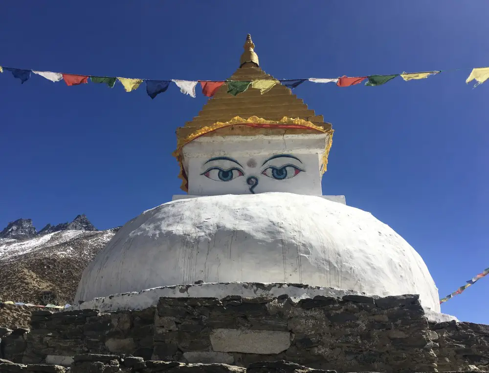 Niewielka stupa na szlaku do bazy po Everestem
