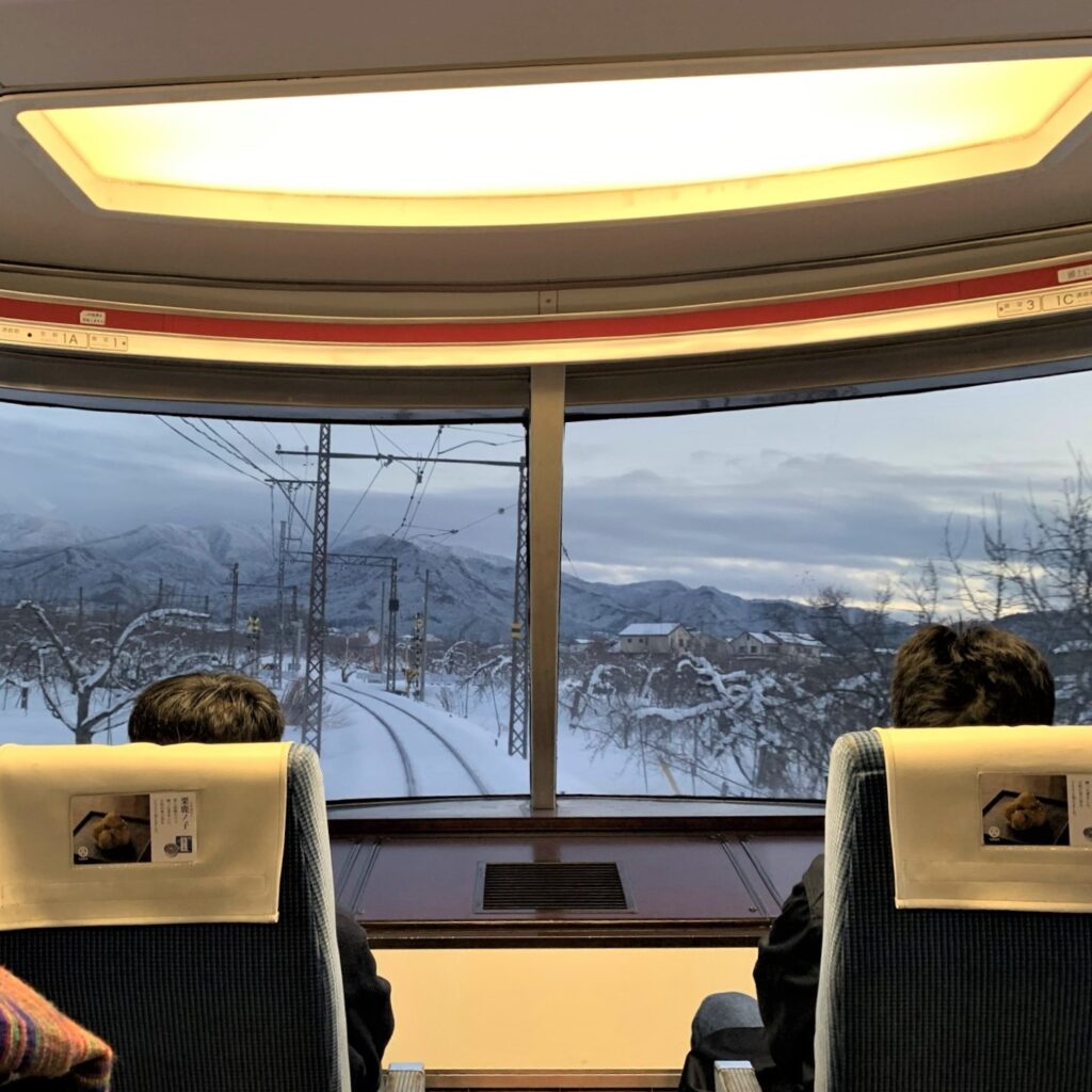 Widoki z pociągu do Yudanaki są niesamowite.