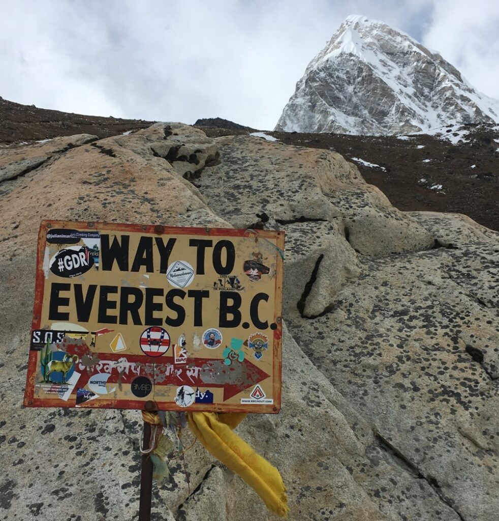 Legendarny znak na trasie do bazy pod Everestem.