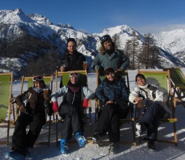 skiing-friends
