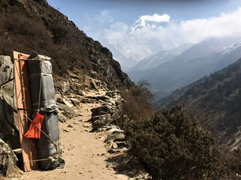 Trekking do bazy pod Everestem - tragarze i niezwykłe ładunki