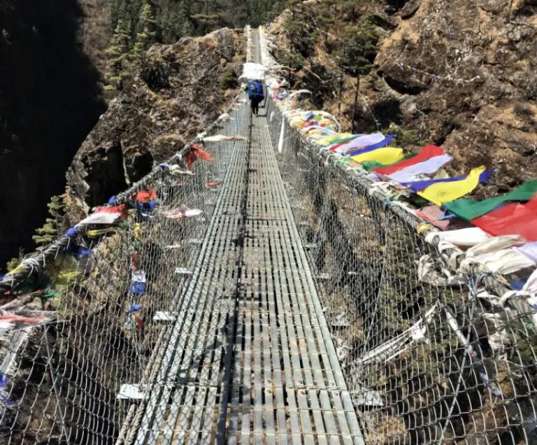 Trekking do bazy pod Everestem - wiszący most