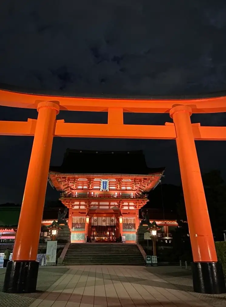 Wejście do świątyni Fushimi Inari-Taisha jest oświetlone wieczorem.