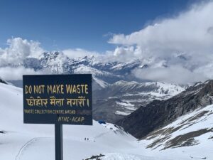 Read more about the article Co pić podczas trekkingu w Nepalu. Problem plastiku w Himalajach.