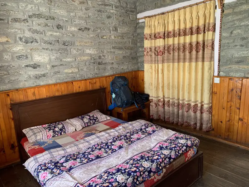 Pokój w New Yak Hotel, Braka, Annapurna Circuit.