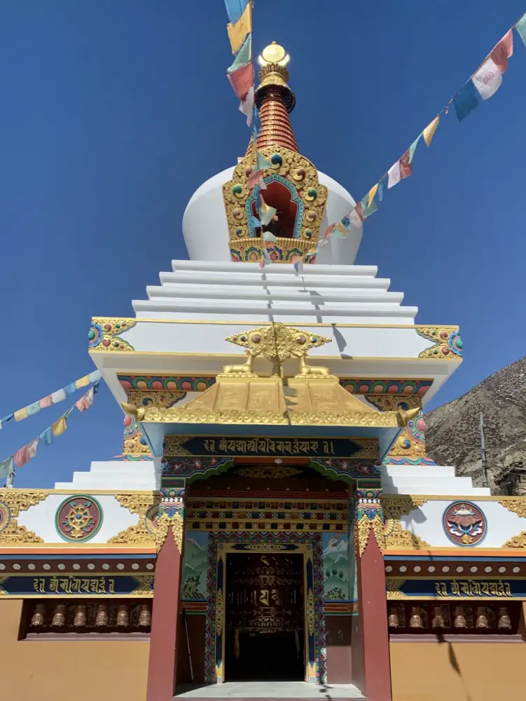 Stupa w Manang, trekking wokół Annapurny.