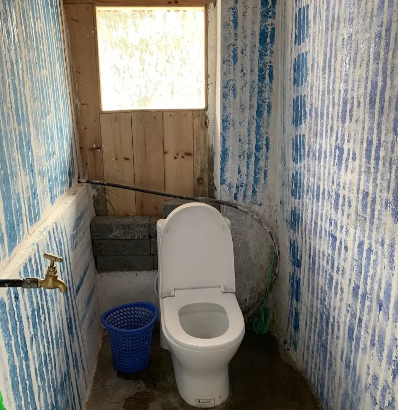 Typowa toaleta na trekkingu wokół Annapurny.