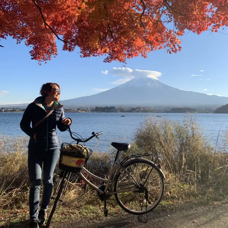Góra Fuji i jezioro Kawaguchi jesienią na rowerze