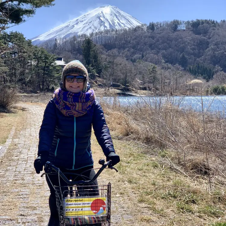 Góra Fuji i jezioro Kawaguchi zimą na rowerze