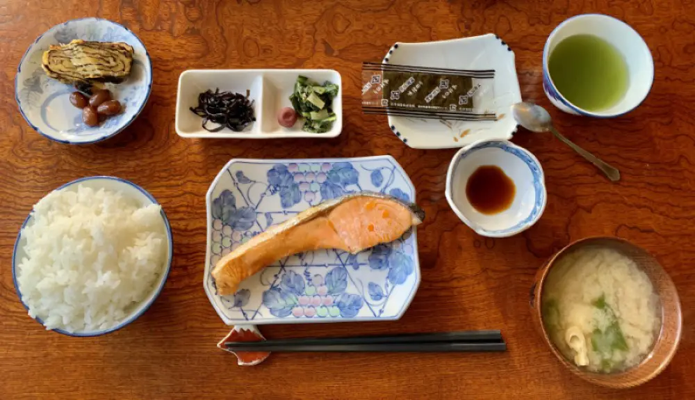 Tradycyjne japońskie śniadanie Minshuku Aoiso