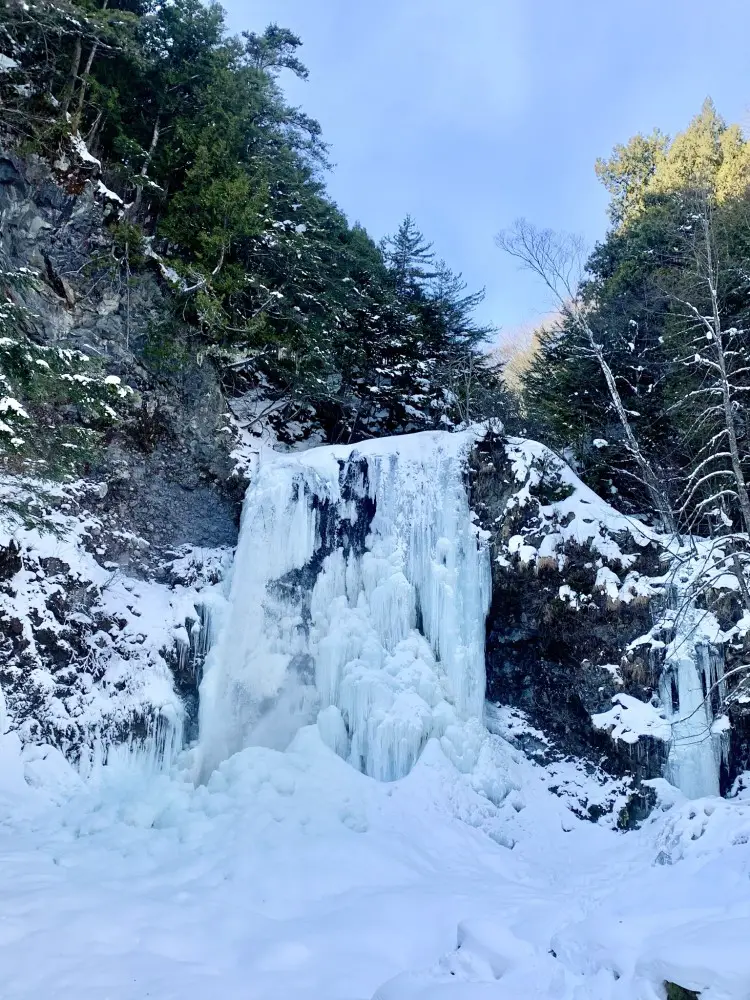 Wodospad Zengoro zimą - samodzielne wędrówki na rakietach śnieżnych w Japonii