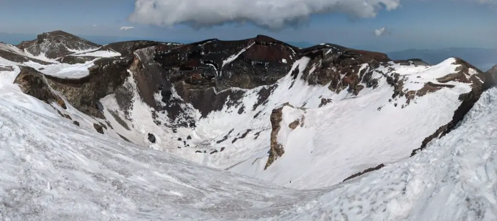 Wejście na Górę Fuji poza sezonem w śniegu - krater