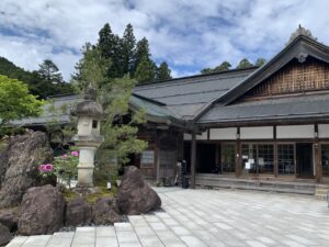 Read more about the article Zwiedzanie Koyasan w 2 dni – Nocleg w Buddyjskiej Świątyni w Japonii