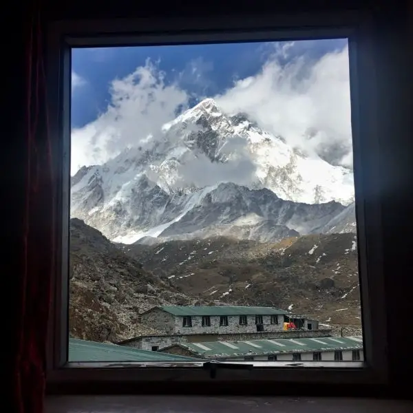Lobuche - widok z okna - trekking do bazy pod Everestem